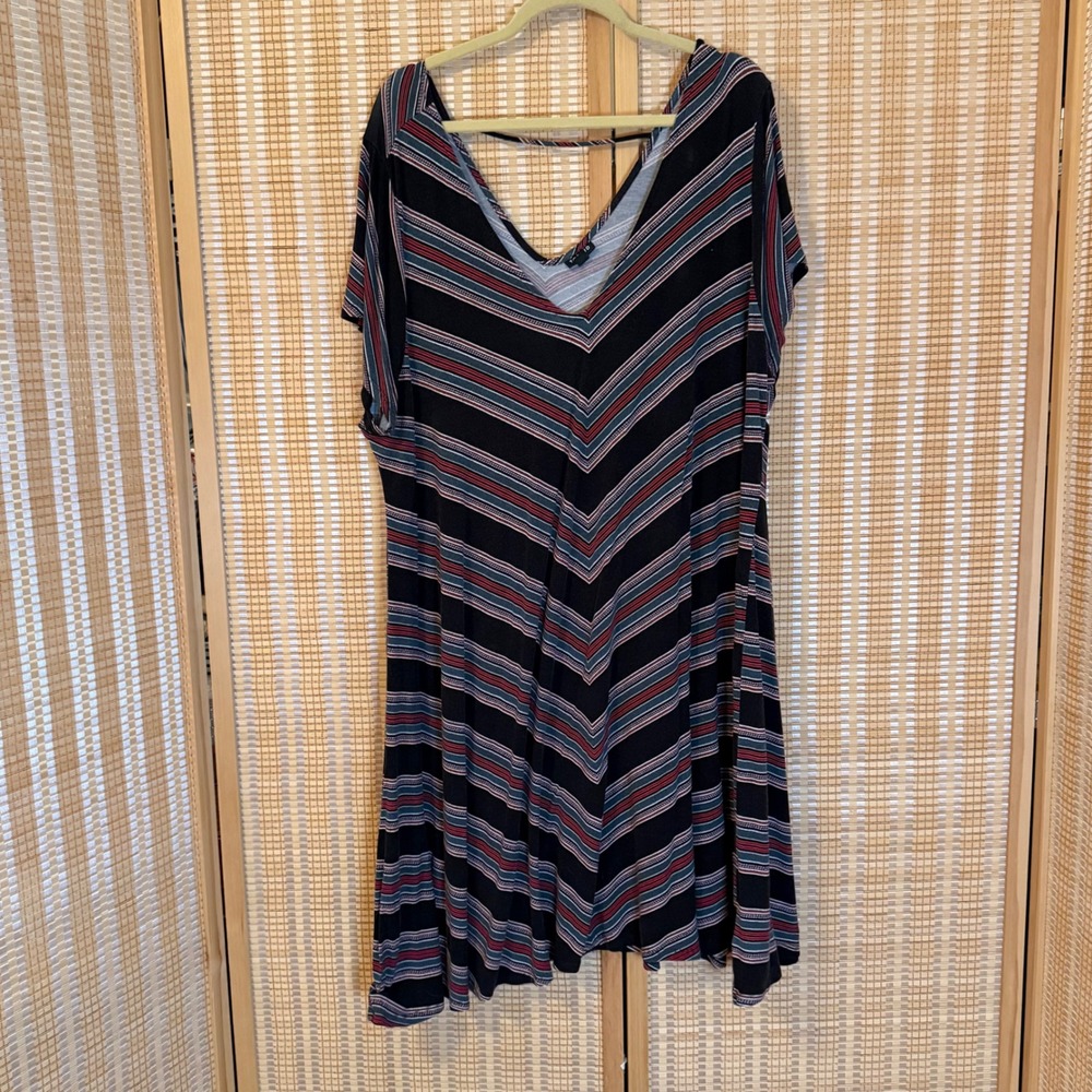 Torrid Womens Plus Size 4 Chevron Stripe V-Neck Strappy Back T-Shirt Dress Black